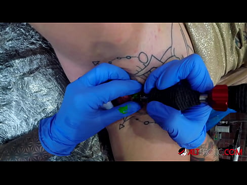 ❤️ Extremt tatuerade snyggingen Sully Savage fick en tatuering på sin klitoris ❤ Sex at porn sv.redgast4asset.ru ❌️❤